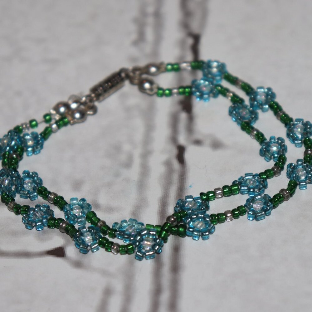 Beautiful Y2K style glass beaded bracelet with flowers green and blue 7.25"
